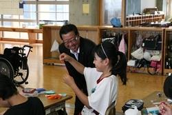 東台小学校にて作業する生徒に話しかける市長の写真