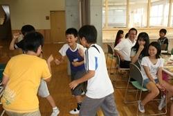 東台小学校の給食時間に生徒たちがジャンケンをしている写真