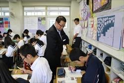 福岡中学校の教室で、学習する男子生徒を見ている市長の写真