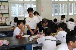 福岡中学校の生徒の横で、顕微鏡を覗いている市長の写真