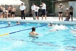 大井中学校にてプールの授業を見学する市長の写真