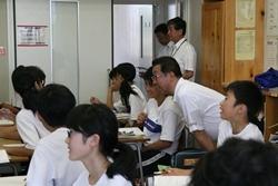 大井中学校にて生徒と話をする市長の写真
