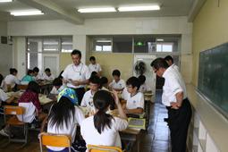 花の木中学校にてグループ分けされた机に座り授業が行われている様子を見学する市長の写真