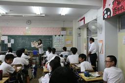 花の木中学校にて授業中に生徒が笑っている写真