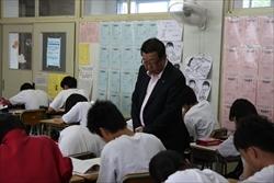 大井中学校の生徒が学習している様子を見ている市長の写真