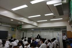 大井中学校の教室で、学習する生徒と、その様子を見ている市長の写真