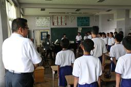 花の木中学校にて生徒が合唱している様子を見学する市長の写真