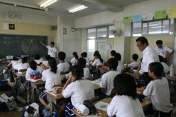 花の木中学校にて数学の授業を見学する市長の写真