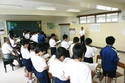 大井西中学校にて生徒が音楽の授業で合唱している写真