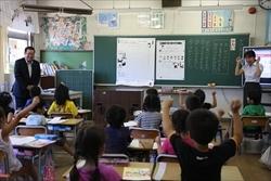 大井小学校の生徒が、前を向いて両手を上げている様子を笑顔で見ている市長の写真