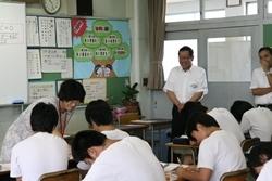 大井西中学校にて生徒が先生に教わっている様子を見学する市長の写真