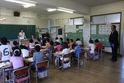大井小学校の授業の様子を、後ろから見ている市長の写真