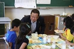 大井小学校の生徒一緒に、給食を食べる市長の写真