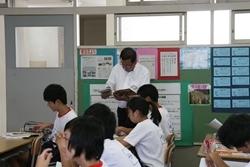 葦原中学校にて資料を見ながら立って授業を聞いている市長の写真