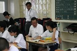 葦原中学校にて生徒の隣に座って授業を受ける市長の写真
