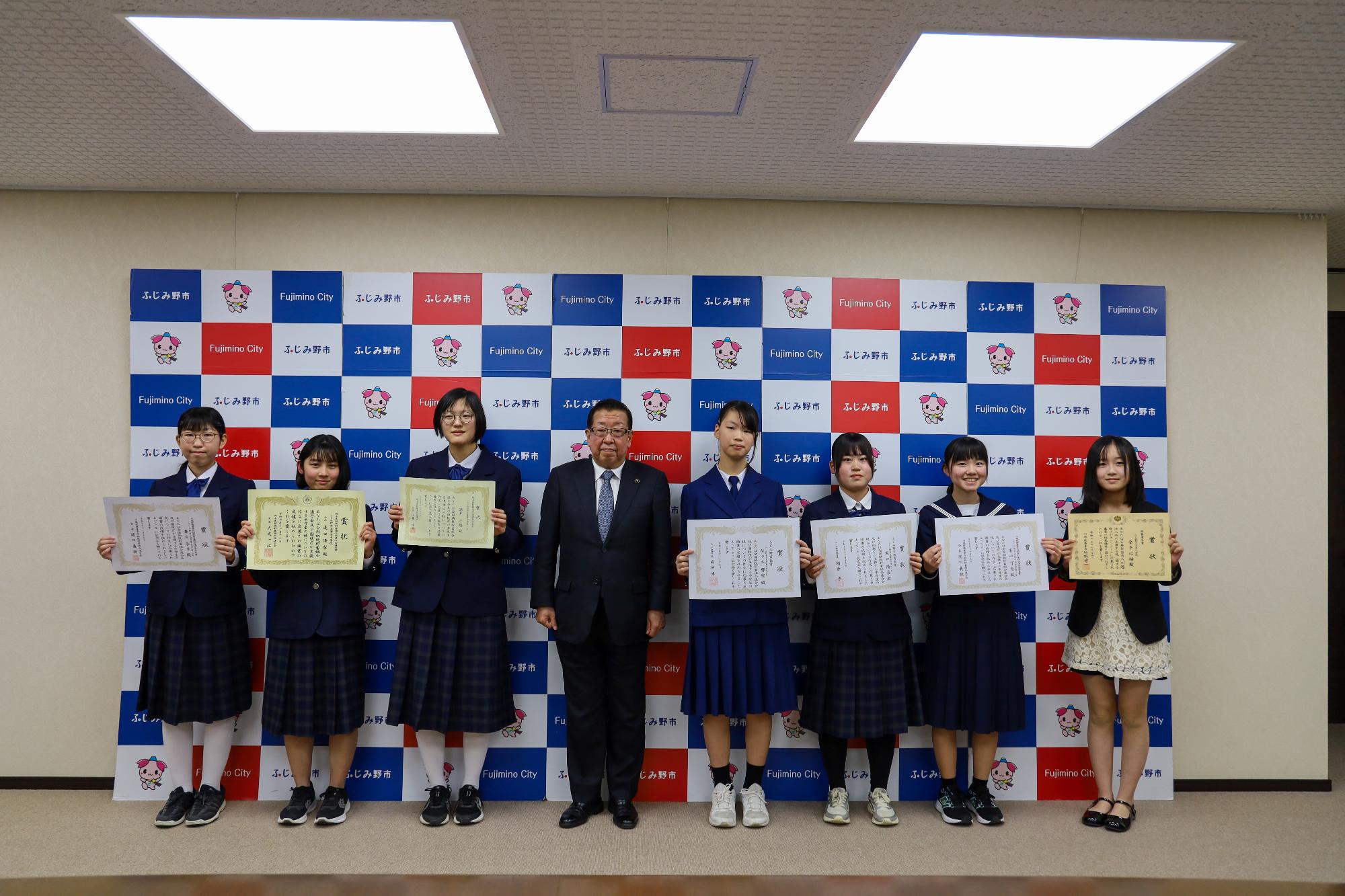 表敬訪問（税についての作文、税に関する絵はがきコンクール）