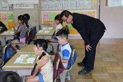 上野台小学校の生徒の授業の様子を後ろから見ている市長の写真