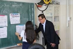 上野台小学校の生徒と、市長が黒板の前で話している写真