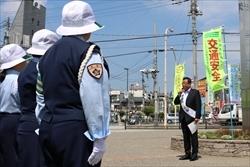 帽子をかぶり、整列する警察職員の前で、話をする市長の写真