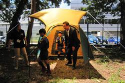 市民憩の森に張られているキャンプ用テントに市長や子供たちがいる写真