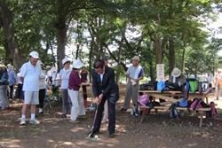市民憩の森でグラウンドゴルフをする市長の写真