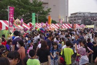 会場の模擬店の前には沢山のお客さんが行きかっており、大変賑わっている様子を写している写真