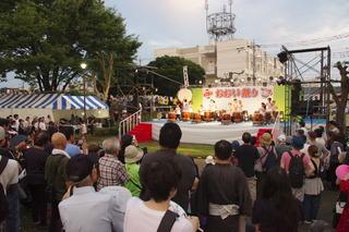 舞台上では和太鼓の演目が披露されており、沢山のお客さんが和太鼓の演目を見ている写真