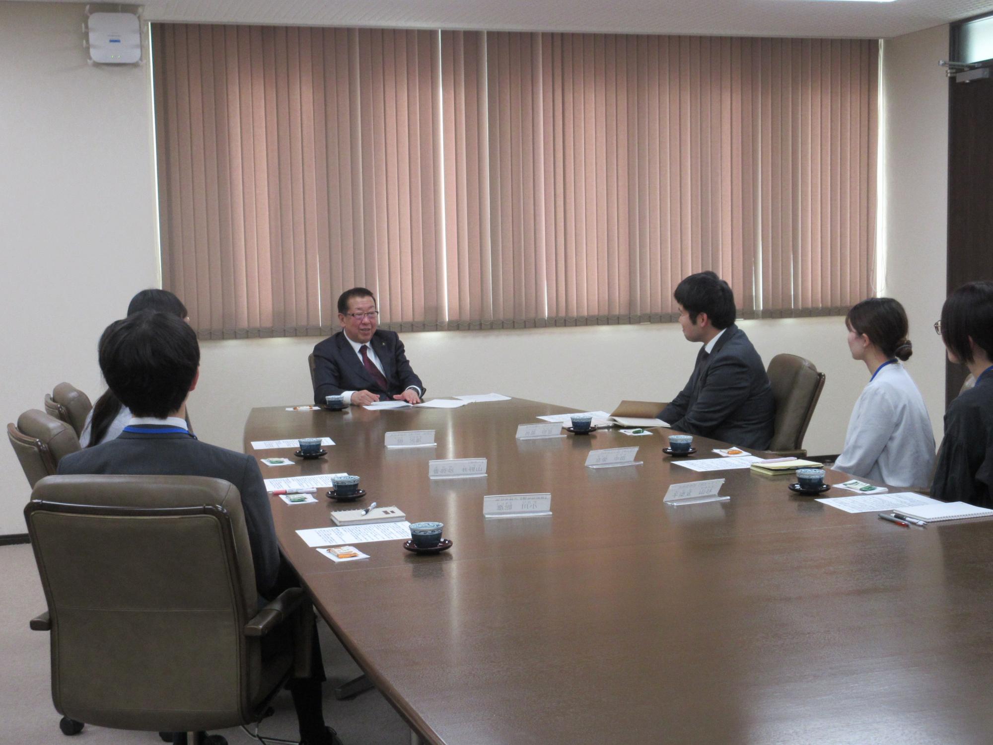 市長と新入職員とのミーティング