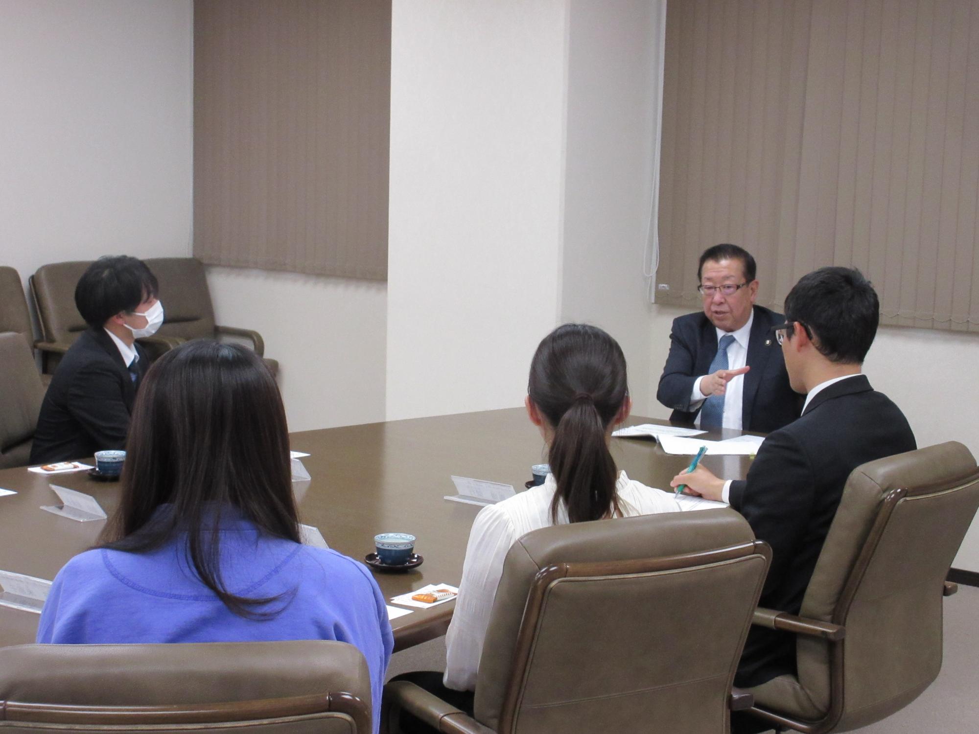 市長と新入職員とのミーティング