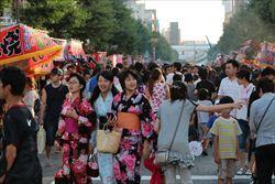 上福岡七夕まつり会場の出店の前を、浴衣を着た女性や、家族連れでごった返している写真