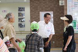 大井総合支所のロビー内で高齢の男女が市長と笑顔で話しをしている写真