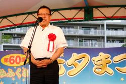福岡七夕まつりで、花リボンをつけ挨拶をする市長の写真