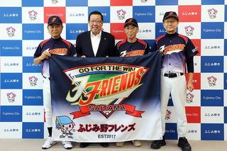 ふじみ野フレンズの3選手と応援旗を手に持ち市長との記念写真