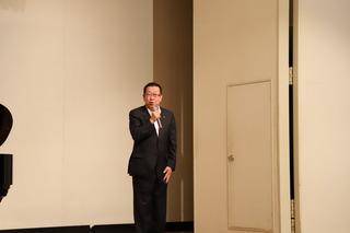 「第2回産文フェスタ」の会場で挨拶をしている市長の写真