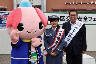 ふじみんと婦人警官の服を着ている重田 彩さんと市長が一緒に写っている写真