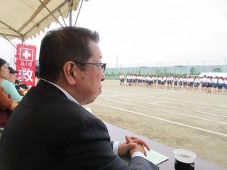 市長が来賓席に座って、児童の競技を見ている写真
