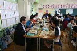 教室で、生徒と一緒に給食を食べる市長の写真