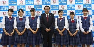 6名の女子選手たちと市長との記念写真