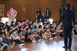 鶴ケ丘小学校の体育館で行われている「認知症サポーター養成講座」で挨拶する市長の写真