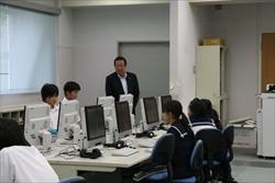 大井西中学校にてパソコンの授業を見学する市長の写真