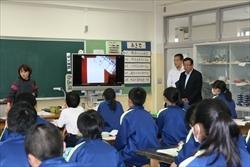 大井西中学校にて電子黒板を使った授業を見学する市長の写真