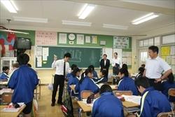 大井西中学校にて先生にアドバイスを受けながら考えている生徒の様子を見学する市長の写真