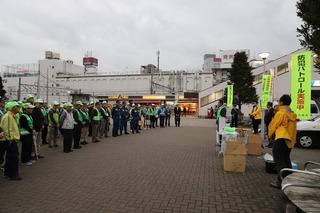上福岡駅東西口の前で参加者が集まり説明を聞いている写真