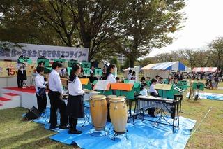 中学生のが制服で楽器を演奏している所を後ろから写した写真
