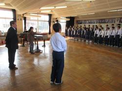 大井東中学校にて授業で合唱している様子を見学する市長の写真