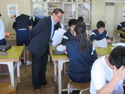 大井東中学校にて授業見学中に生徒に話しかける市長の写真
