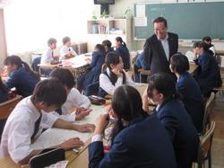 大井東中学校にてグループごとに座っている生徒に話しかける市長の写真