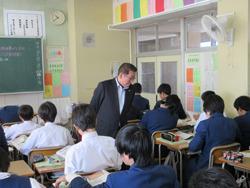 大井東中学校にて真剣に授業を受けている生徒を見学する市長の写真