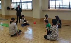 ママ達のリフレッシュ教室にて親子でボール遊びをしている様子を見学する市長の写真