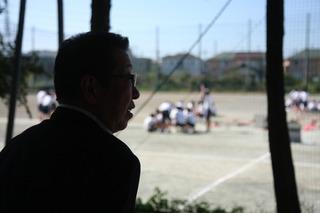 運動場で行われている体育の授業を見学している市長の写真